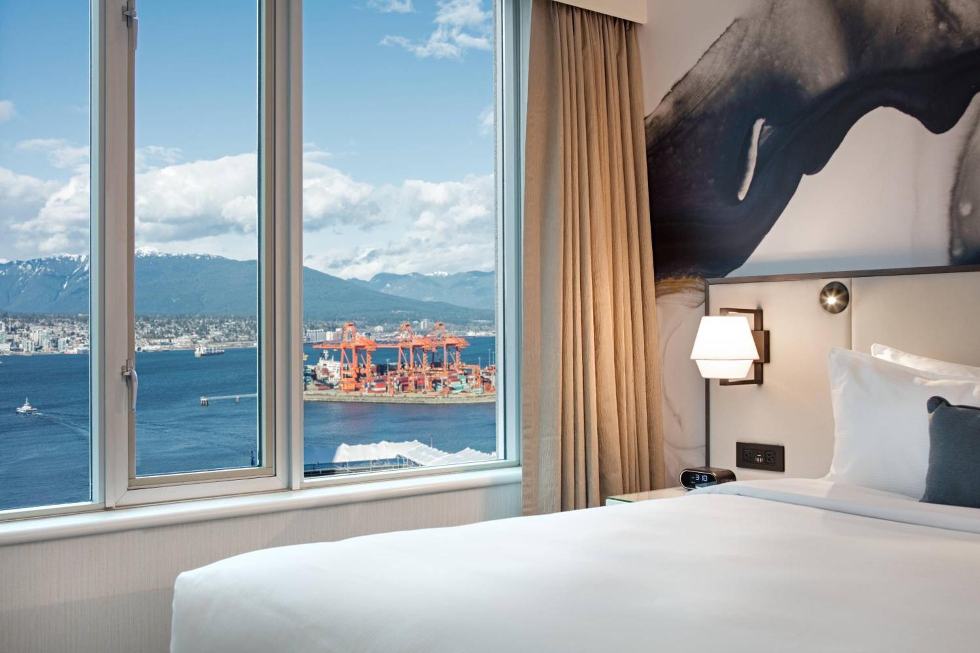 Suíte com Cama King-size, Sofá-cama e Vista Parcial da Água