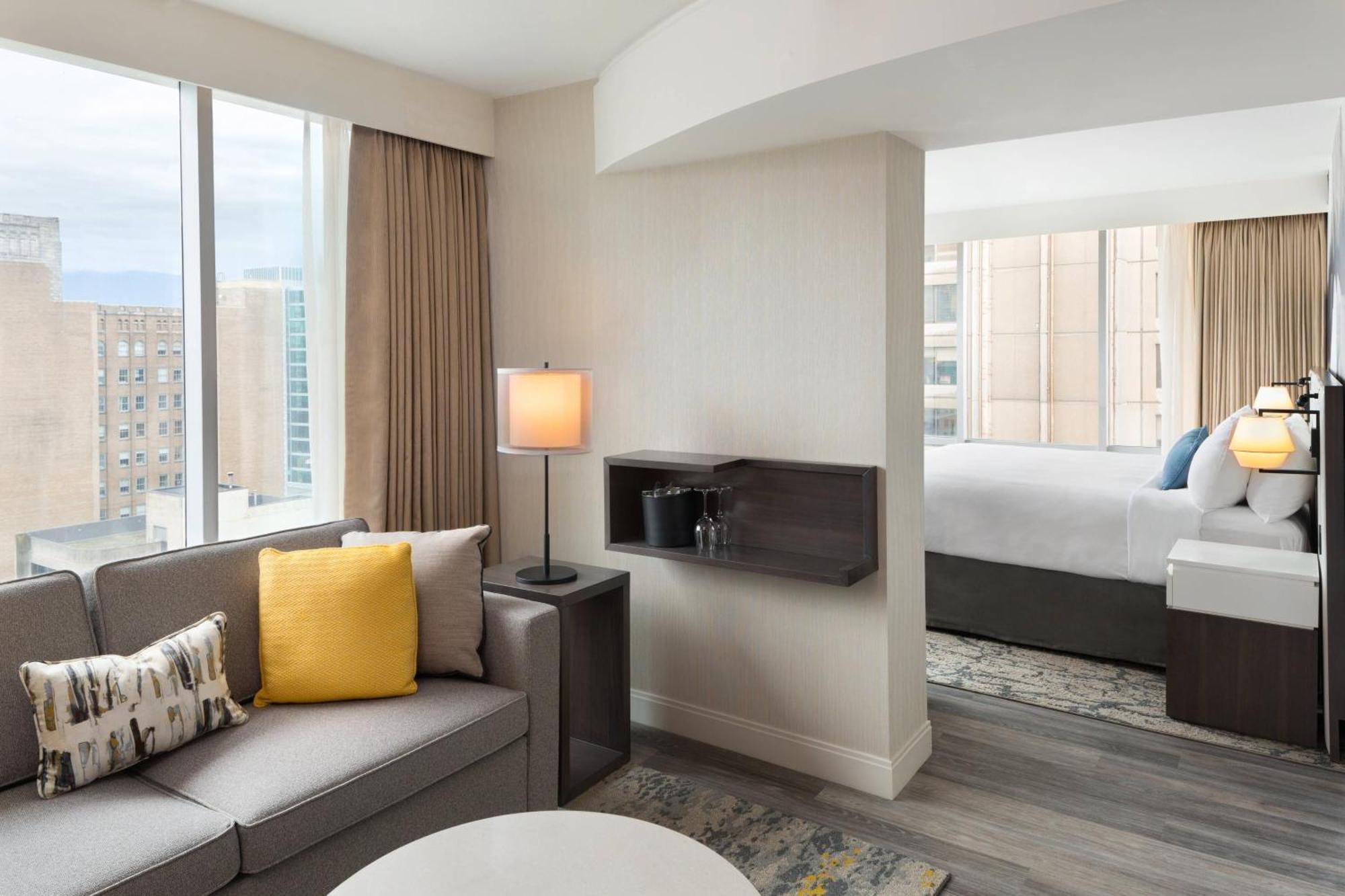Suíte Deluxe de Canto com Cama King-size, Sofá-cama e Vista da Cidade